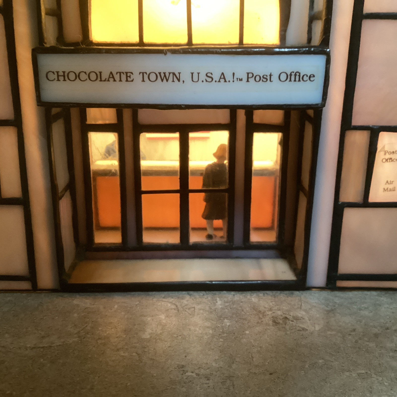 HERSHEY STAINED GLASS -Chocolate Town 1996-post Office – 3 Lights-RUDY BROS.