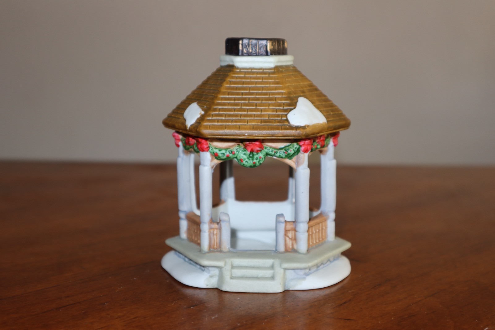 Christmas Village Figurine Snow Covered Gazebo Red Bows Wreath 4.5″ Tealight?