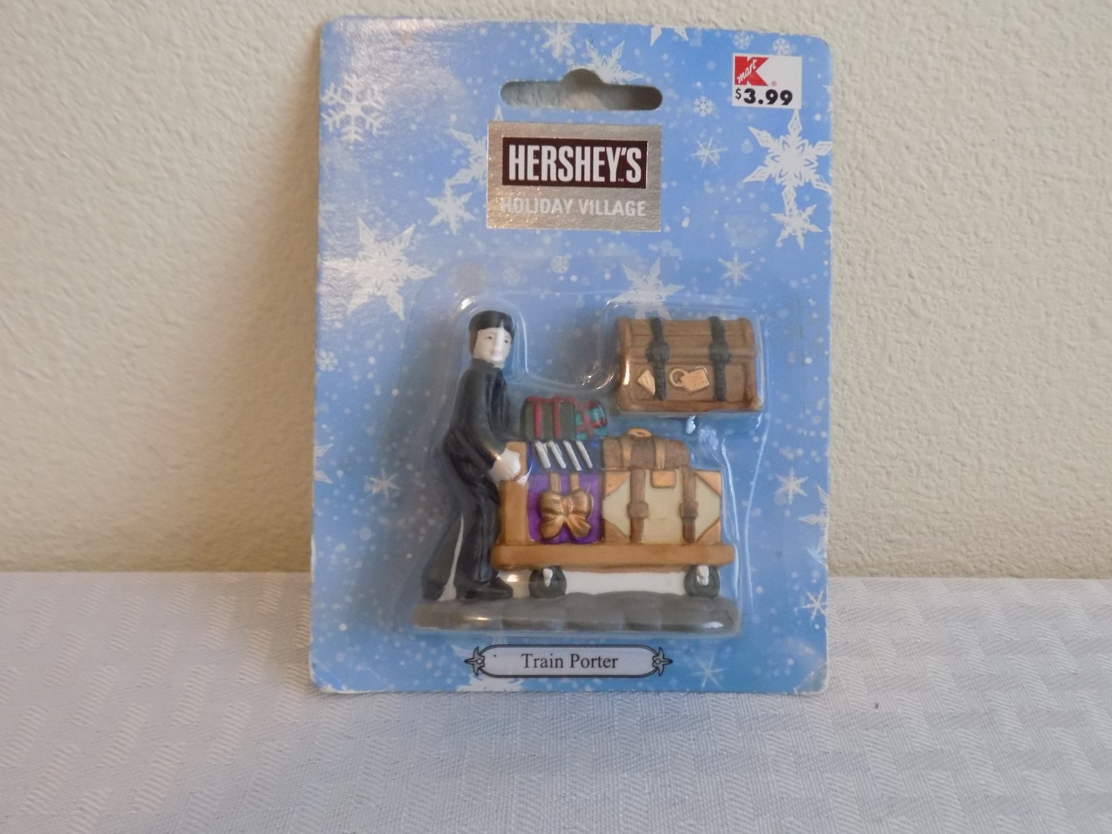 HERSHEY’S HOLIDAY VILLAGE ” TRAIN PORTER ” PORCELAIN FIGURE NEW 2001