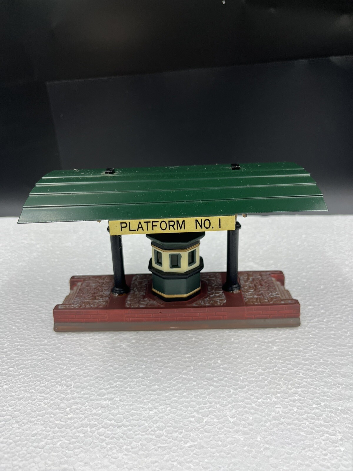 Dept.56 Christmas Village Train Station Platform No. 2 Porcelain Metal No Box