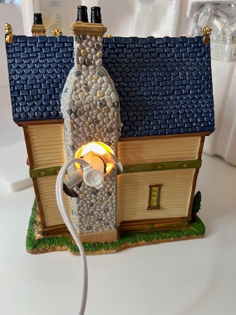 LEMAX Lighted House “Mrs Applegates Bed & Breakfast” NIB
