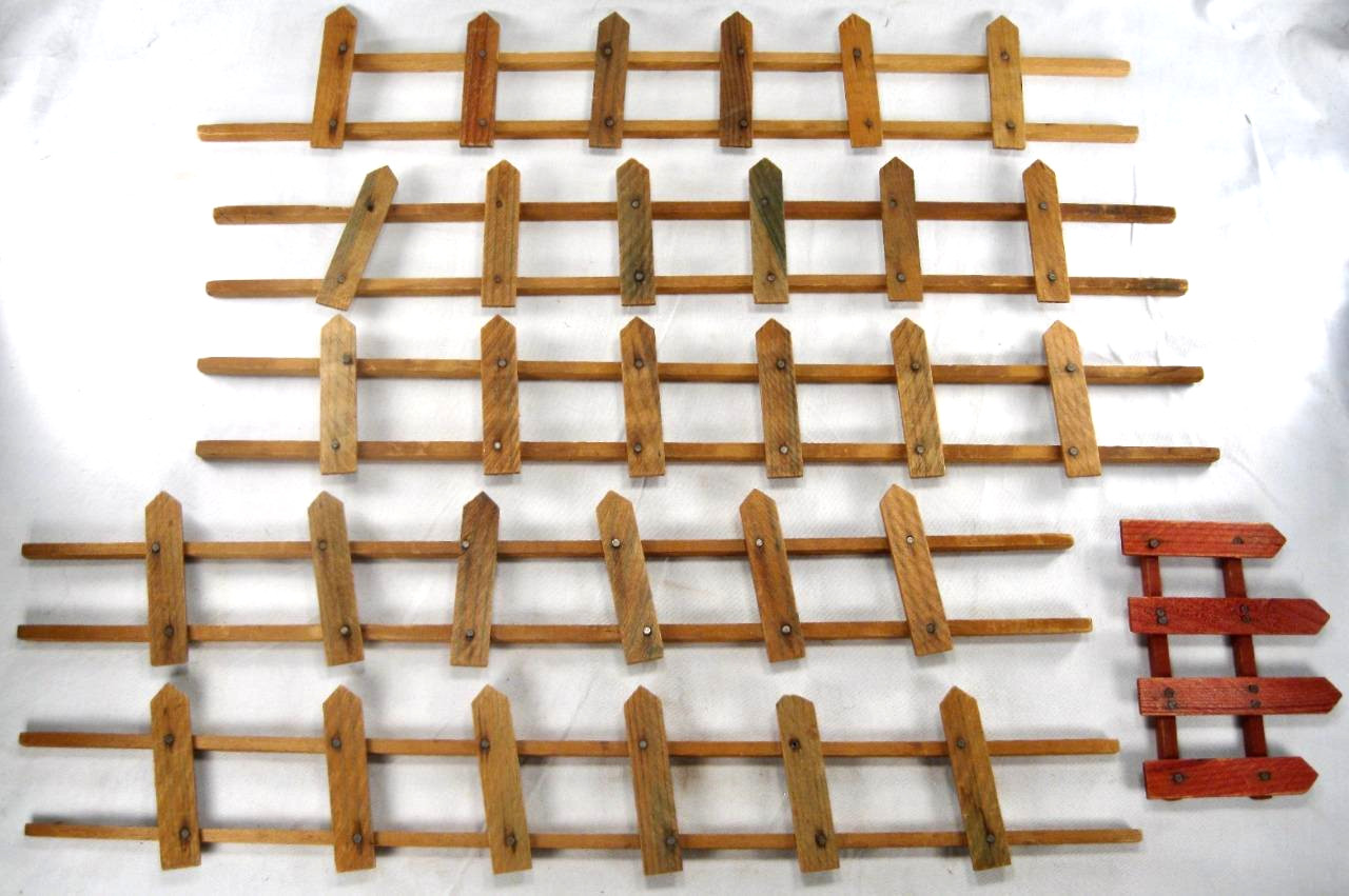 Christmas Fence Putz Wood Brown Rails Green Posts Red Gate Tree VTG (O2) AS IS