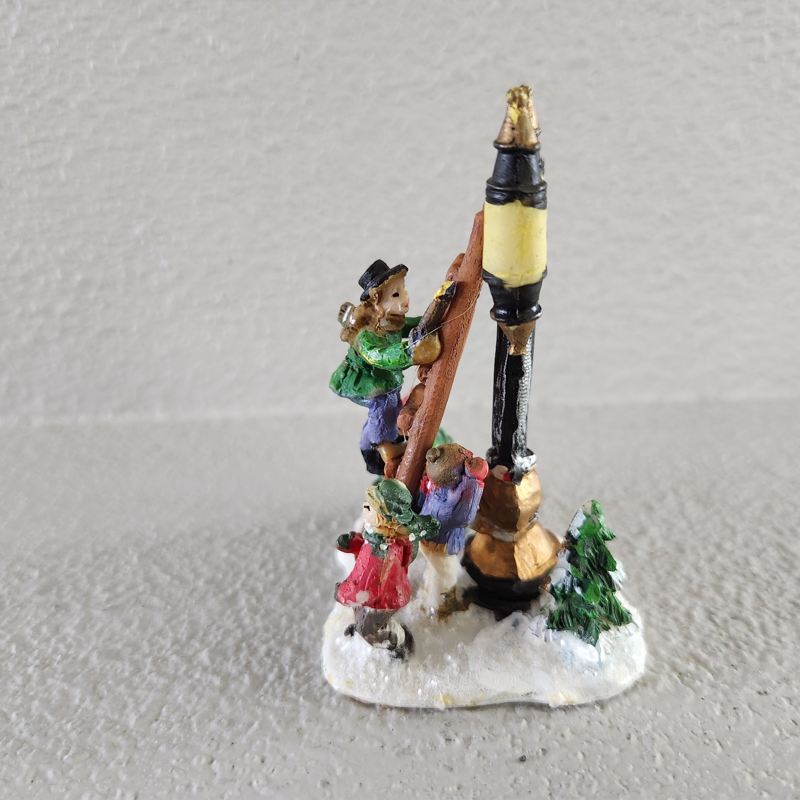 Vintage Cobblestone Corners Christmas Village Decorated Lamp Post