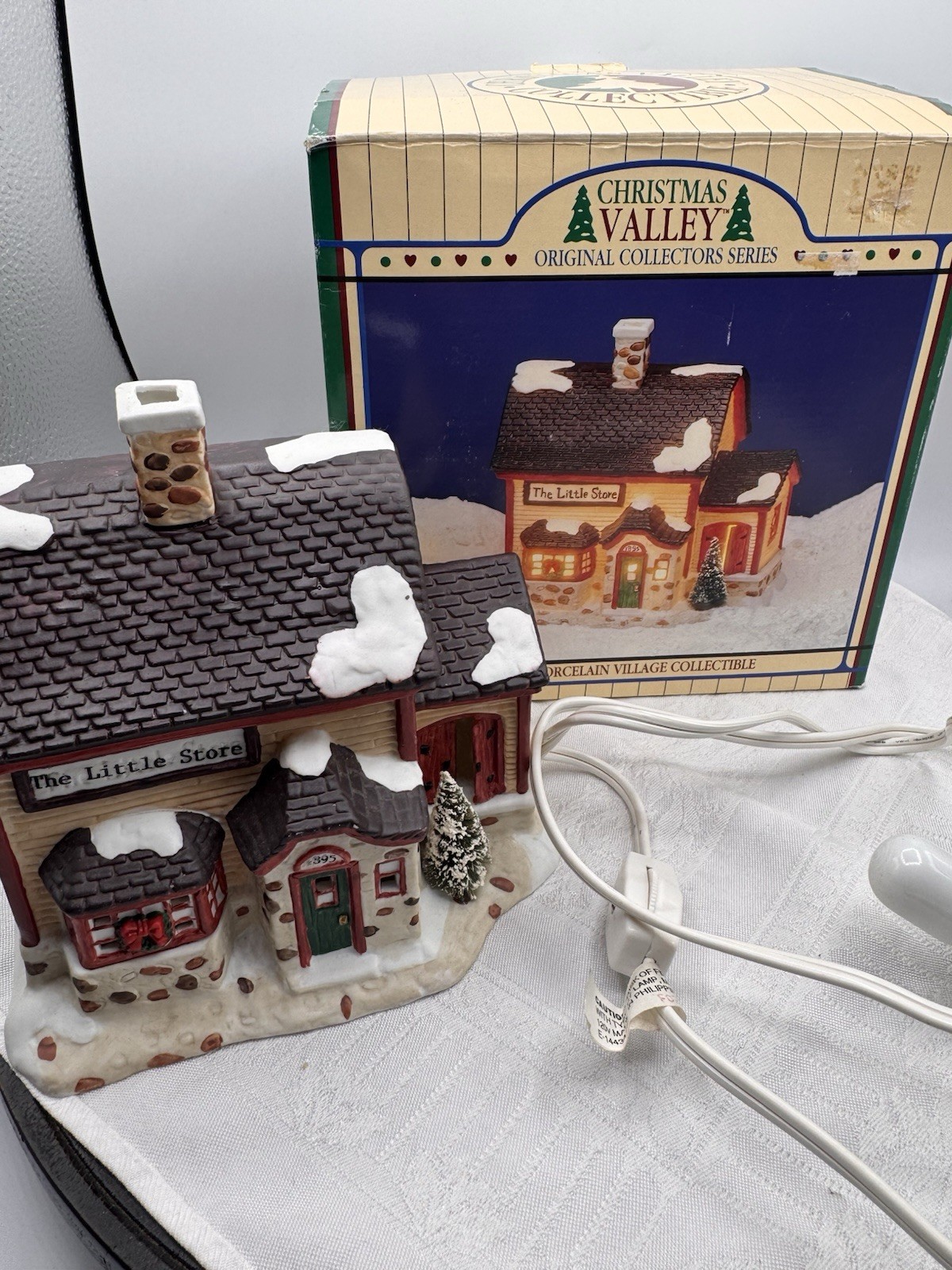 1993 SEASONAL SPECIALTIES LIGHTED HOUSE ‘THE LITTLE STORE’ CHRISTMAS VALLEY