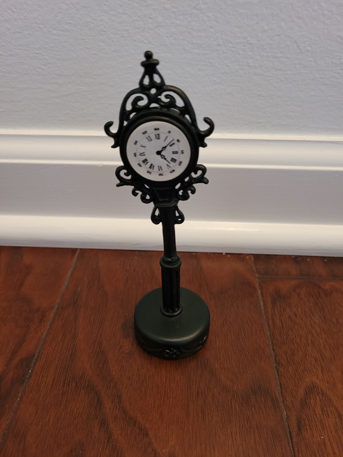 Lefton Colonial Village Good Samaritan Band 07329 + Metal Clock 00219 – NICE !!!