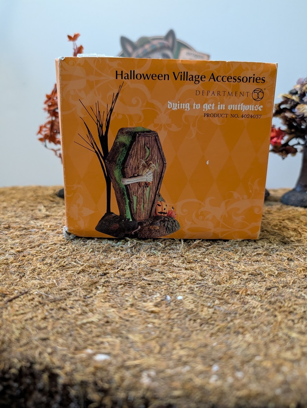 Dept 56 Halloween – Village accessories – Dying to Get in Outhouse