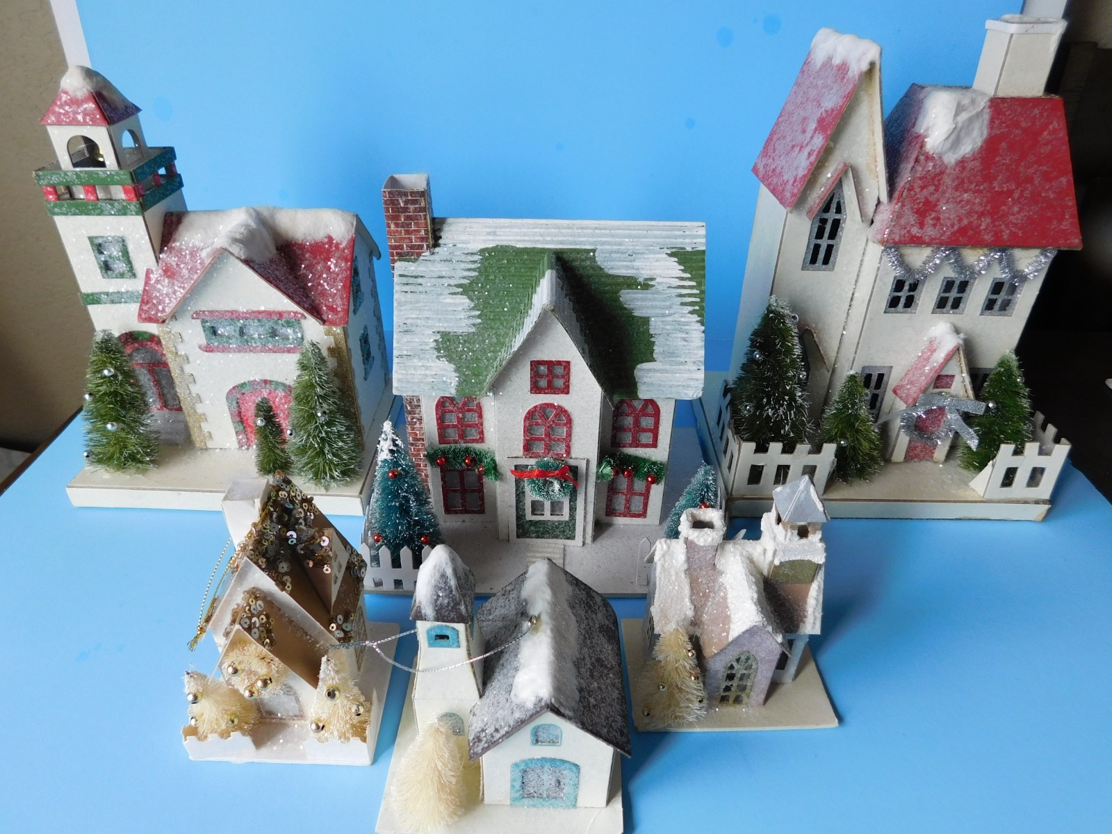 3 CARDBOARD VILLAGE HOUSES ARE DECORATED WITH GLITTER & LIGHT UP + 3 ORNAMENTS