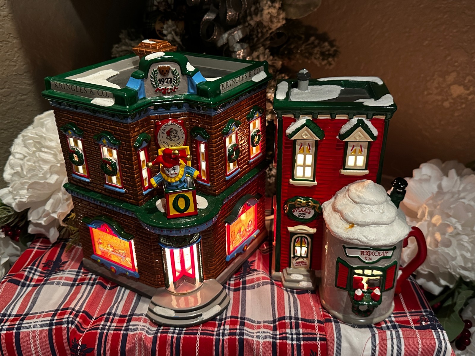 Dept 56 Kringle’s toy Shop & Nikki’s Cocoa Shop Snow Village Series Lot of 2