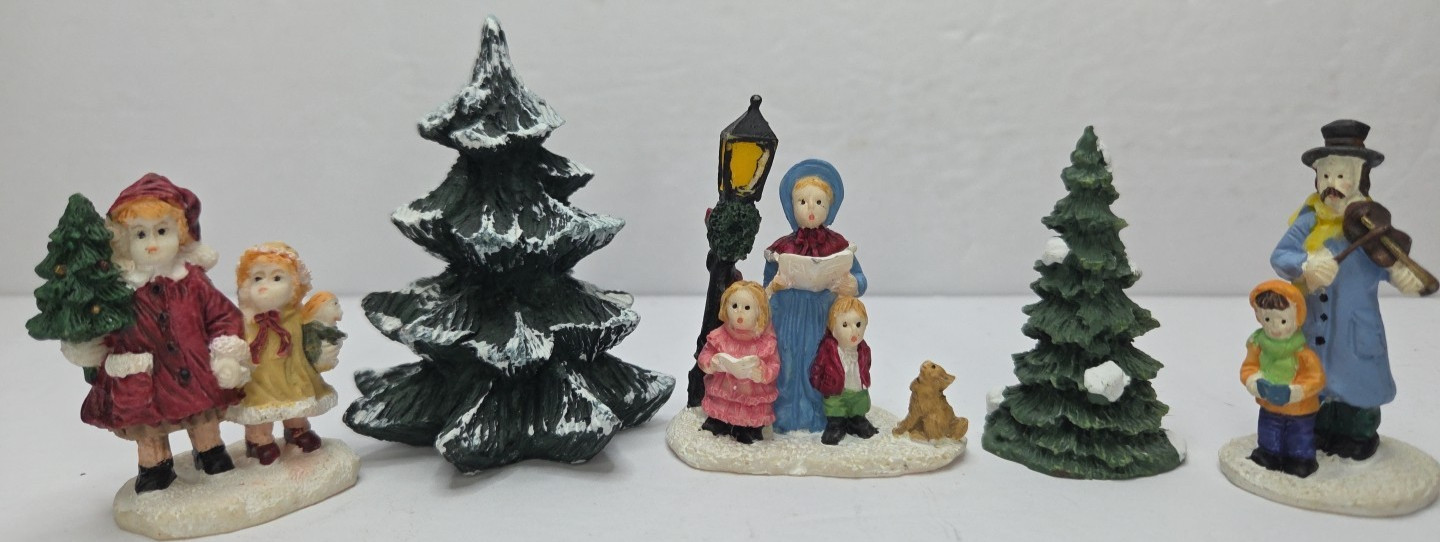 Christmas Village 5 pcs Mini Figures 2″ -3″ Lamp Posts Caroling Fiddle Children