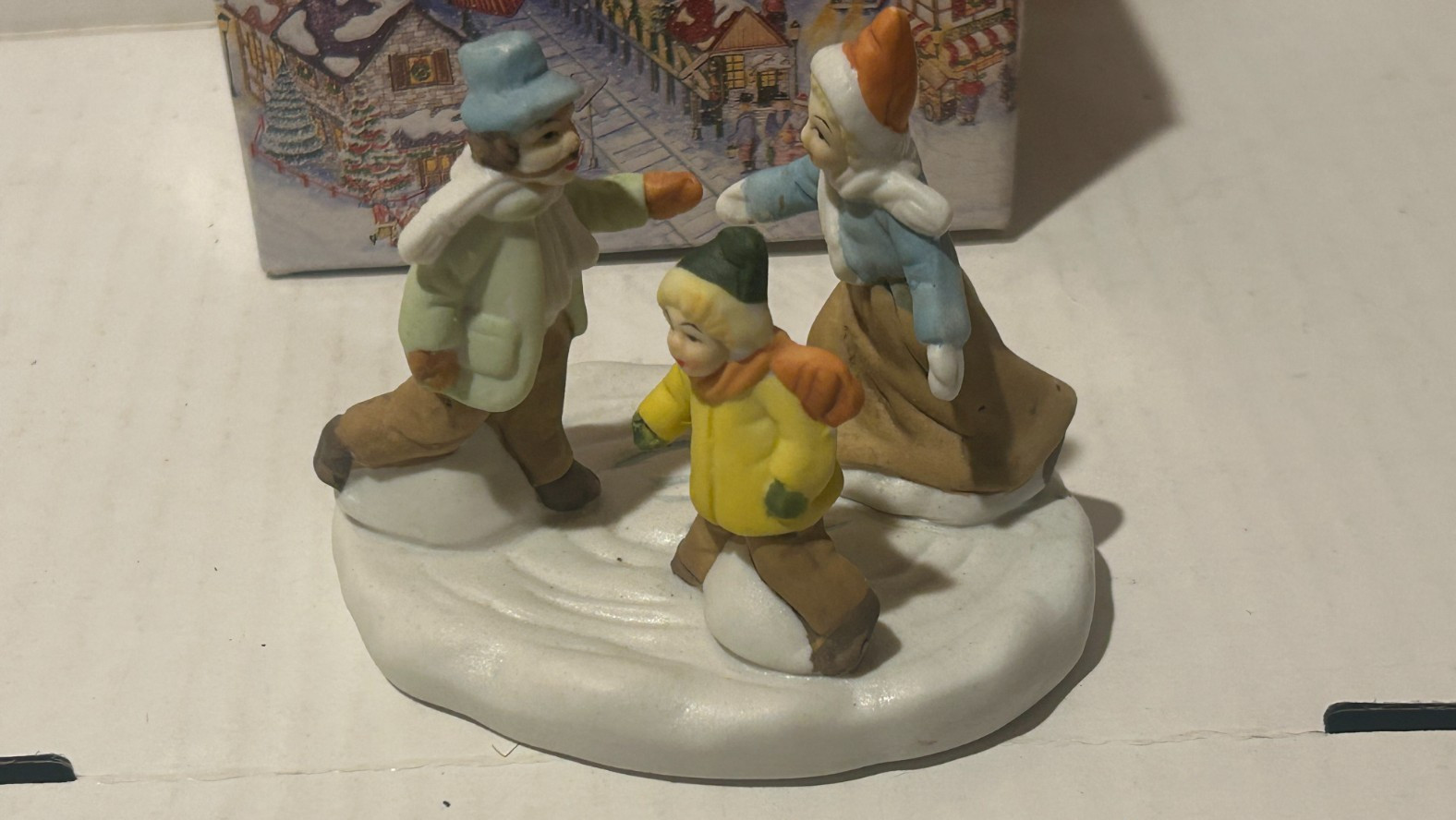 Atico Winter Valley Cottages – porcelain – skating kids