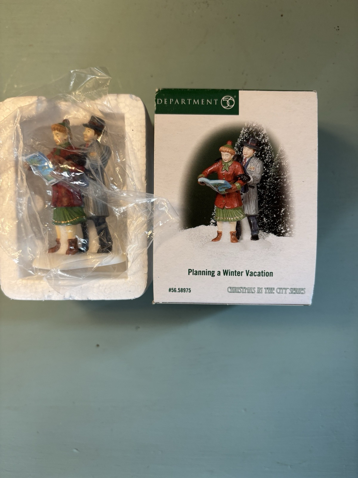 Dept 56 Christmas In The City “Planning A Winter Vacation” #56.58975 NEW
