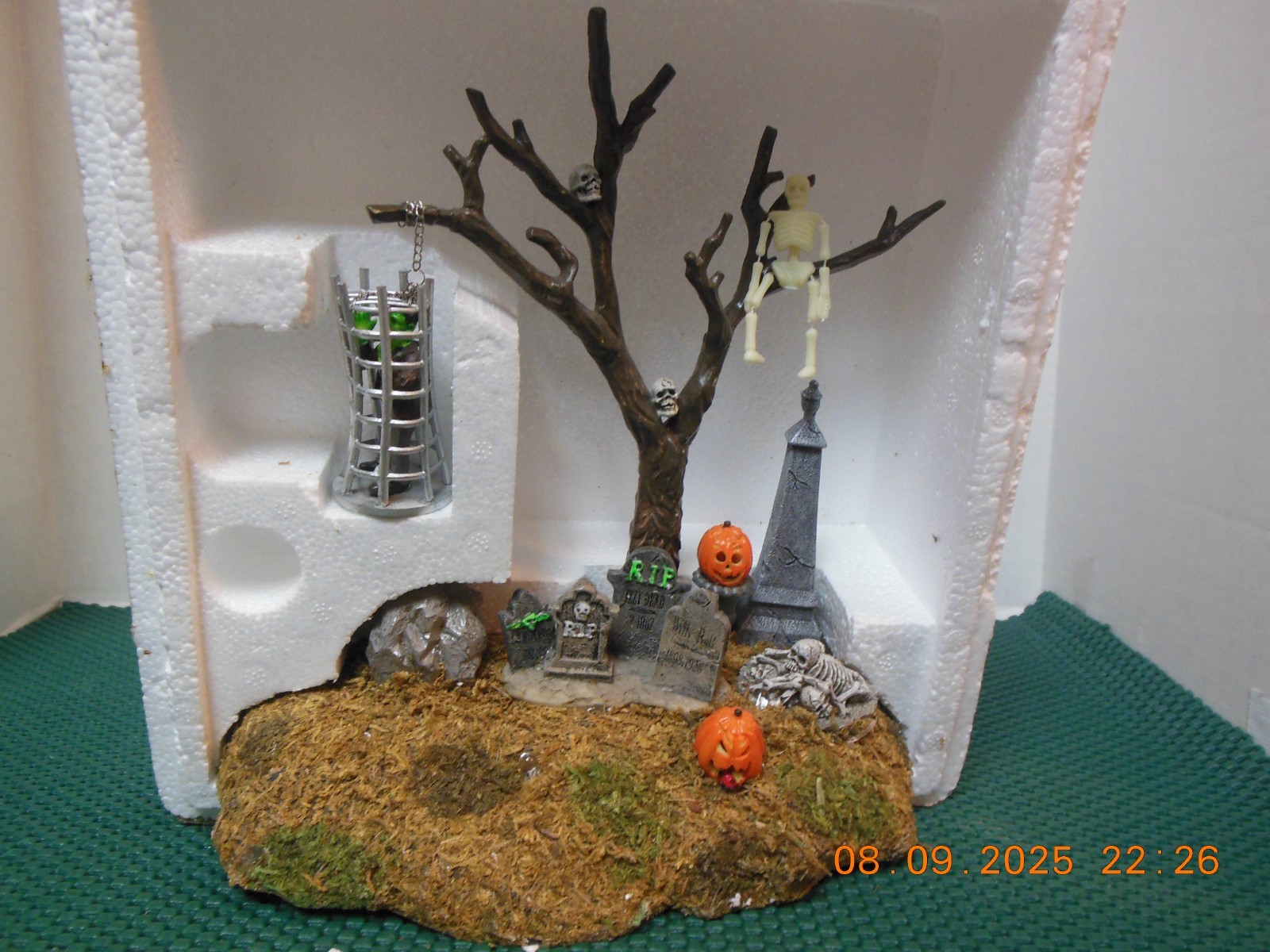 Lemax Spooky Town Pumpkin Hollow – Caged Monster – Great shape