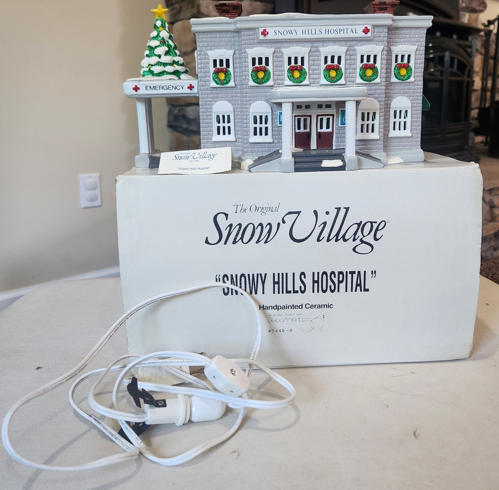 Vintage 1993 Dept 56 Snow Village Snowy Hills Hospital #54488 w/Box + Light