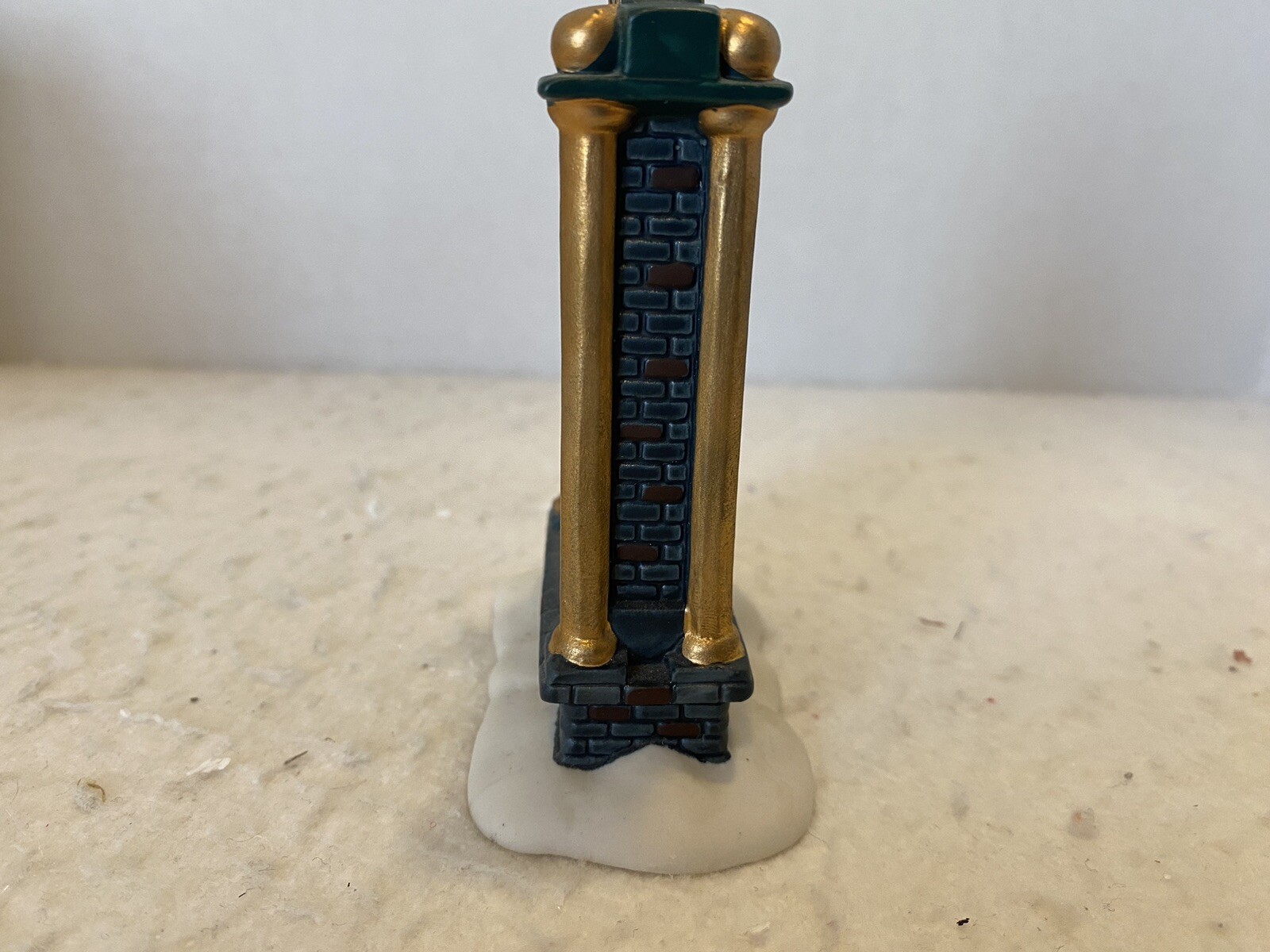 Department 56 1987 Green and Gold “Heritage Village Sign” #99538 With Box