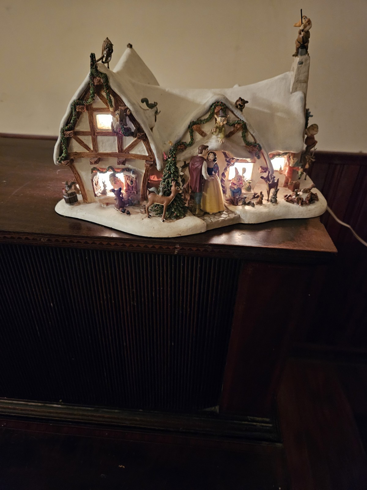 Vintage 1992 disney snow white & the 7 dwarfs Christmas cottage