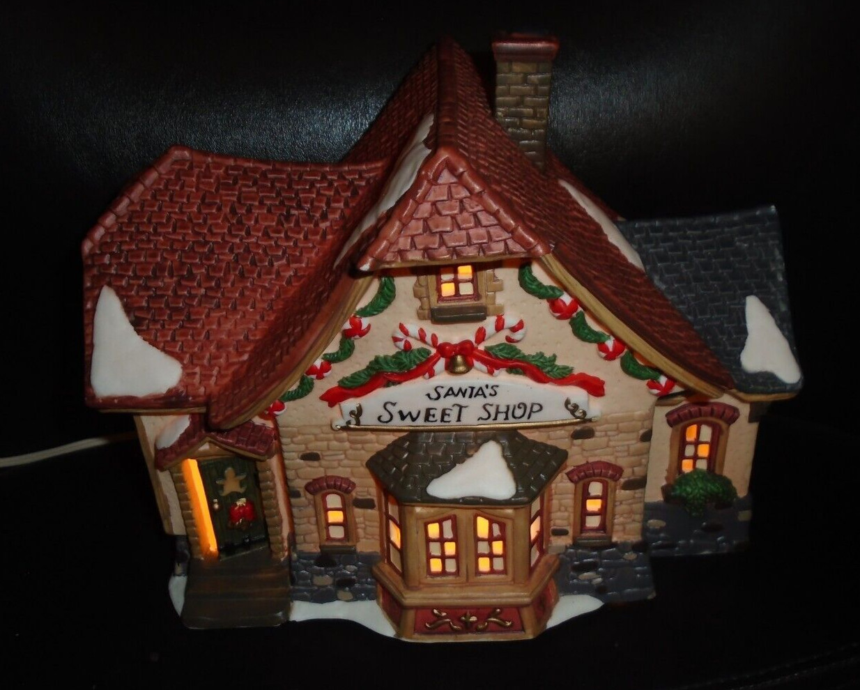 1998 HEARTLAND VALLEY O’WELL “SANTA’S SWEET SHOP” PORCELAIN LIGHTED HOUSE