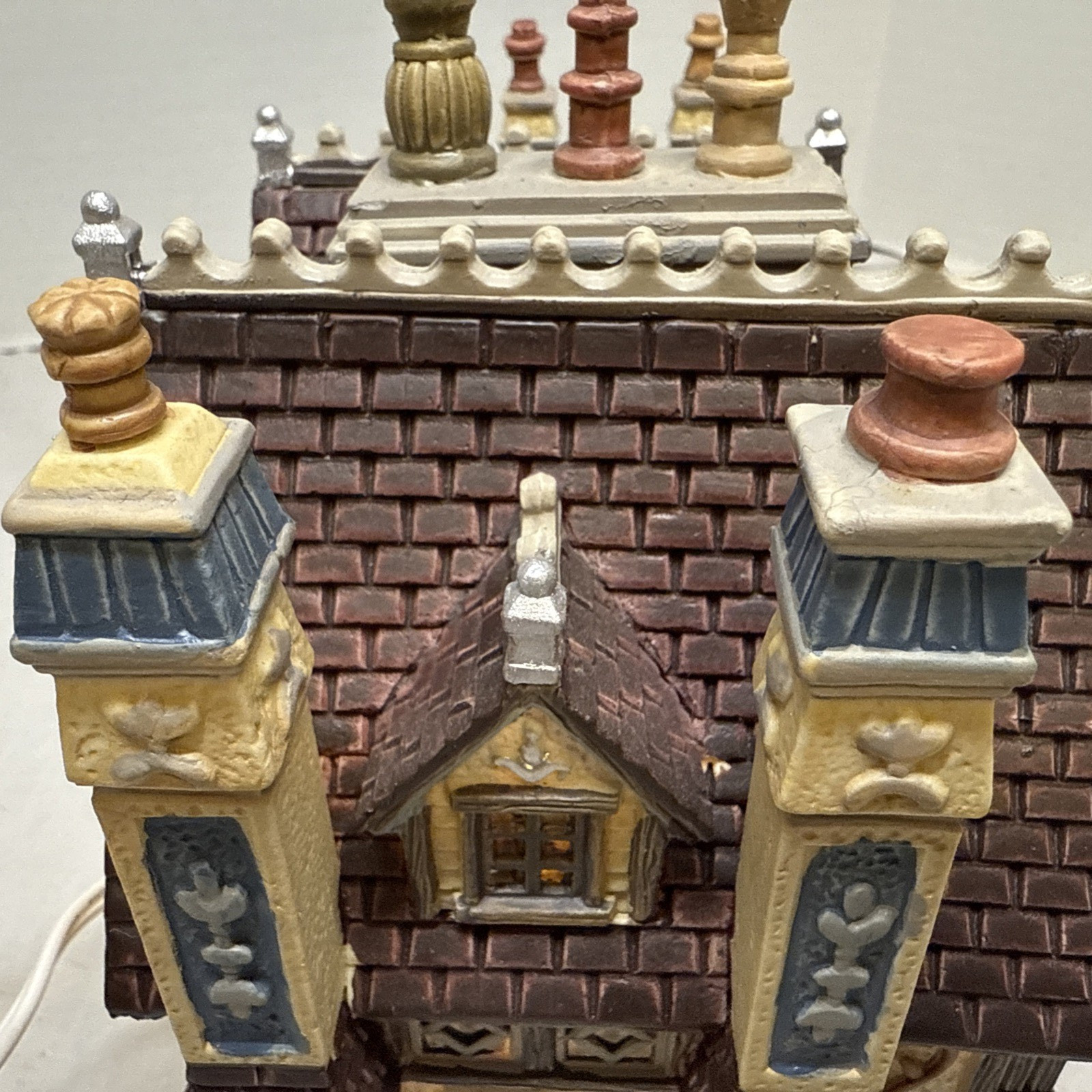 Retired 2009 Lemax Village Chimney Sweep Coventry Cove Christmas 95875 Lighted