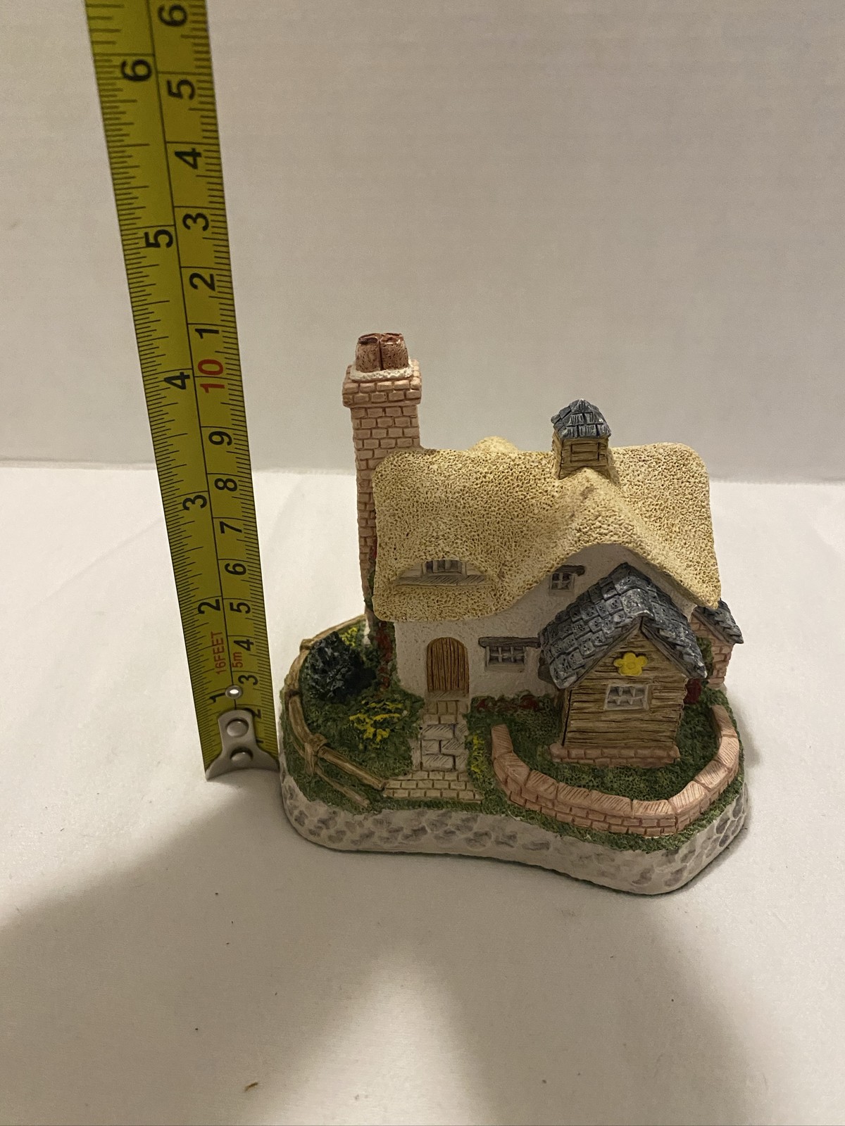 David Winter Buttercup Cottage Hand Painted Ceramic Miniature House 1995