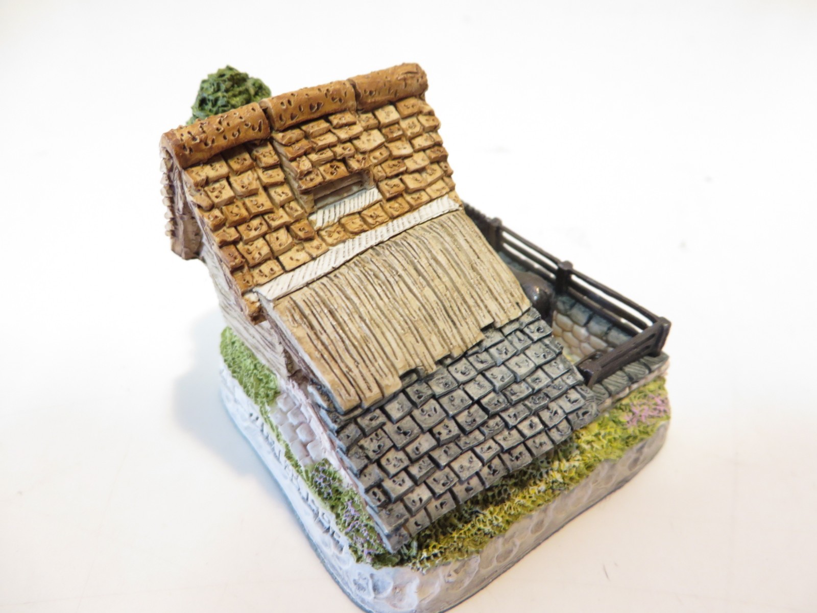 LOT: 2 David Winter “Shire Donkey Shed” & “Shires Buckingham Bull Shed” w/COA’s