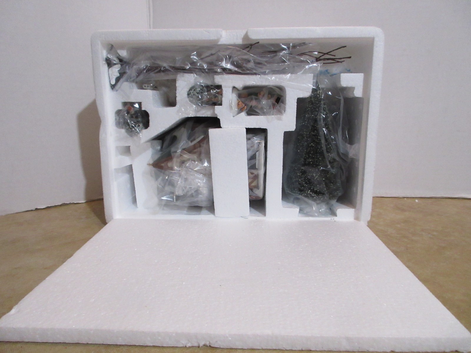 Dept. 56 Dickens 2002 1 Royal Tree Court 56. 58506 Interior Scene Excellent