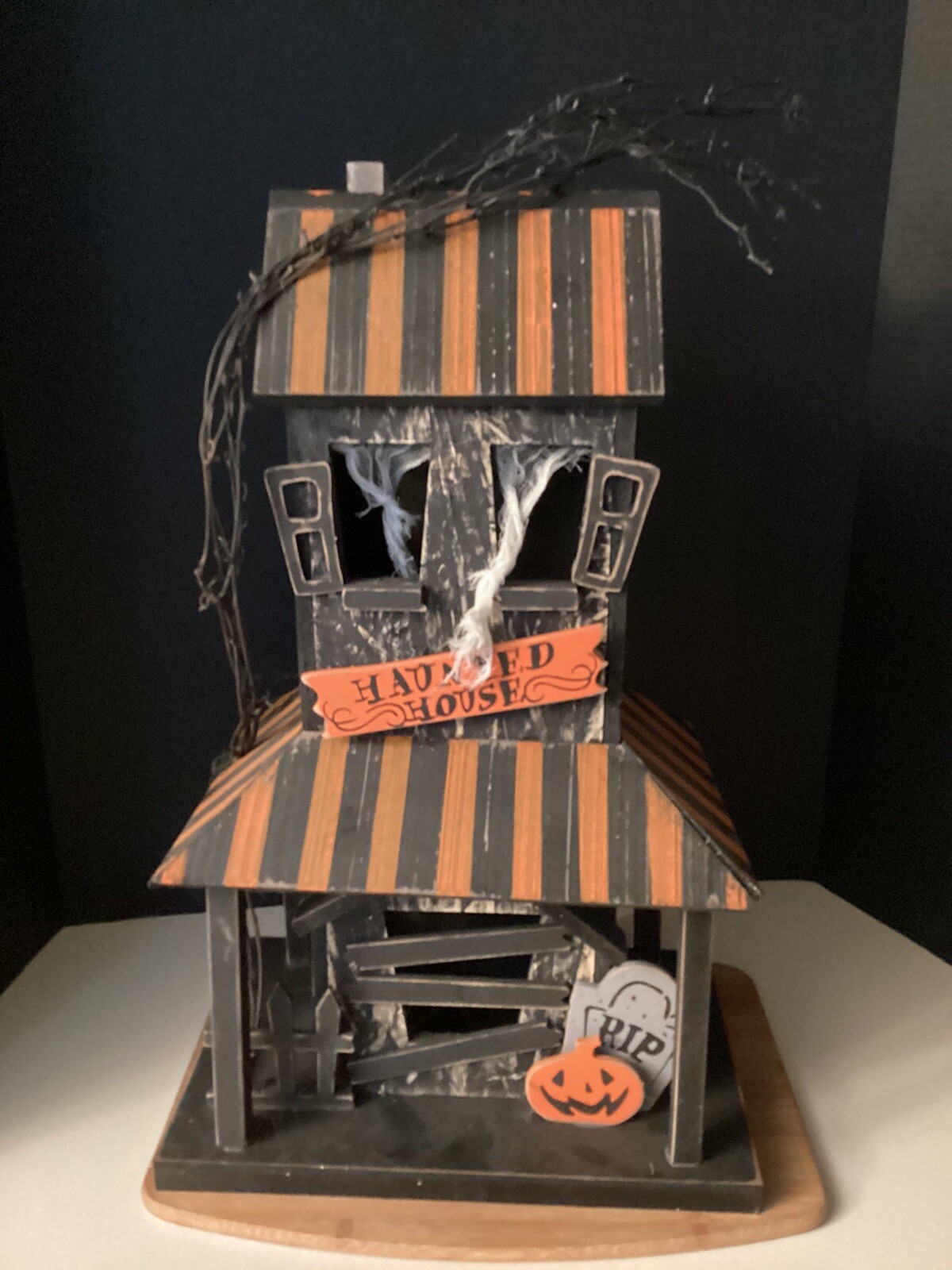 LED Haunted House Lighted NEW Living Quarters/Bon-Ton Stores Wooden 23.5″ Tall