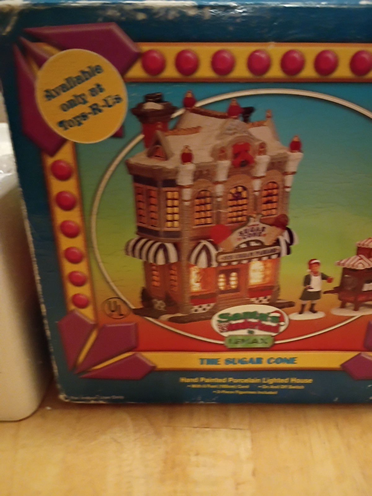 LEMAX SANTA’ S WONDERLAND THE SUGAR CONE ICE CREAM PARLOR LIGHTED HOUSE- Toy’s R