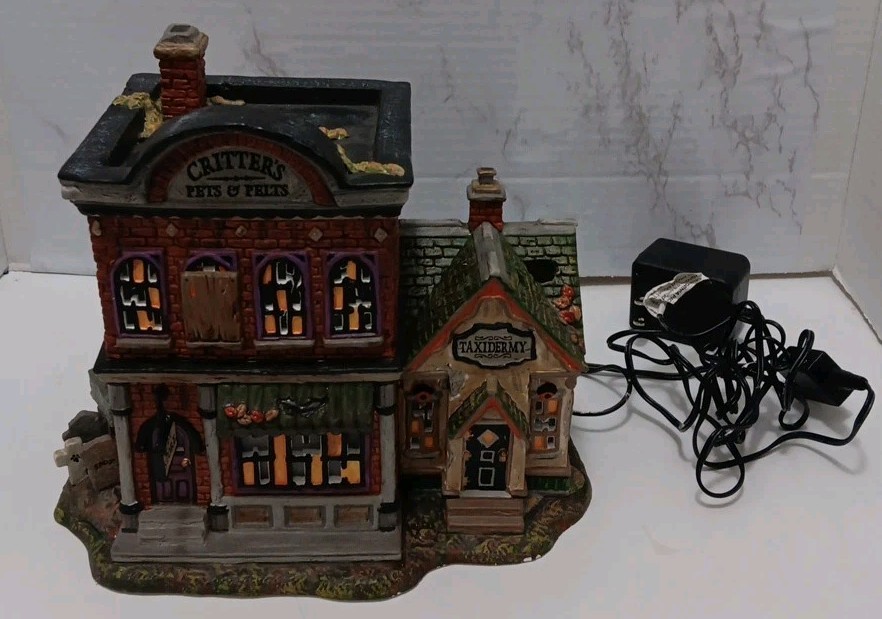 2010 Dept 56 Critter’s Pets & Pelts WORKS #808986 Halloween Village