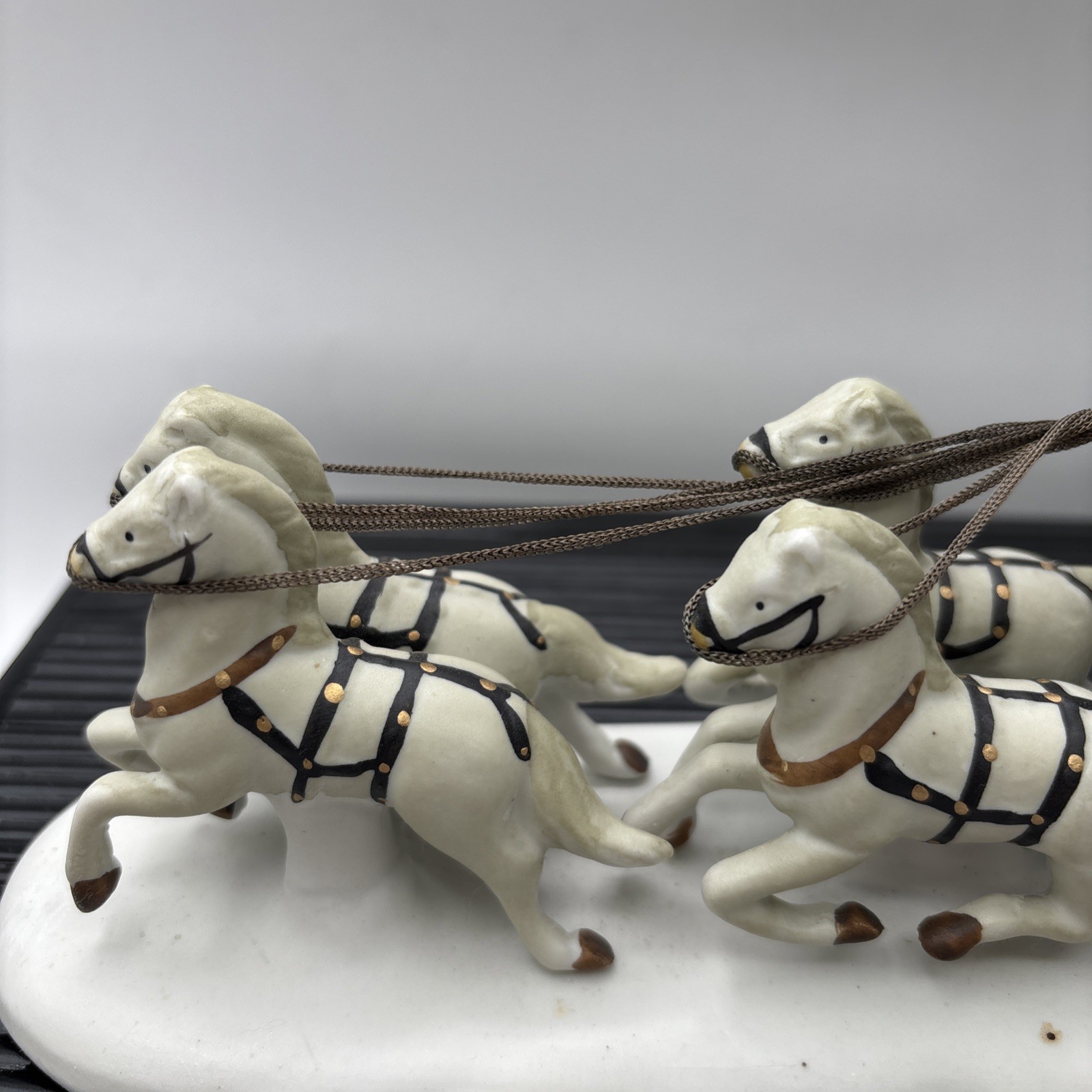 Lemax 1993 Victorian Horse-Drawn Coach Carriage Ceramic Christmas Figurine BOXED