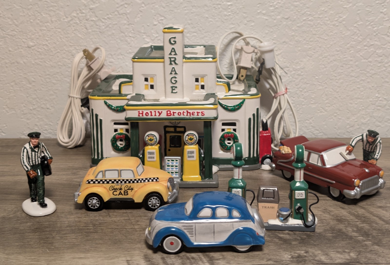 Dept 56 Snow Village Holly Brothers Garage #54854 Lighted + Figures Cars Lot