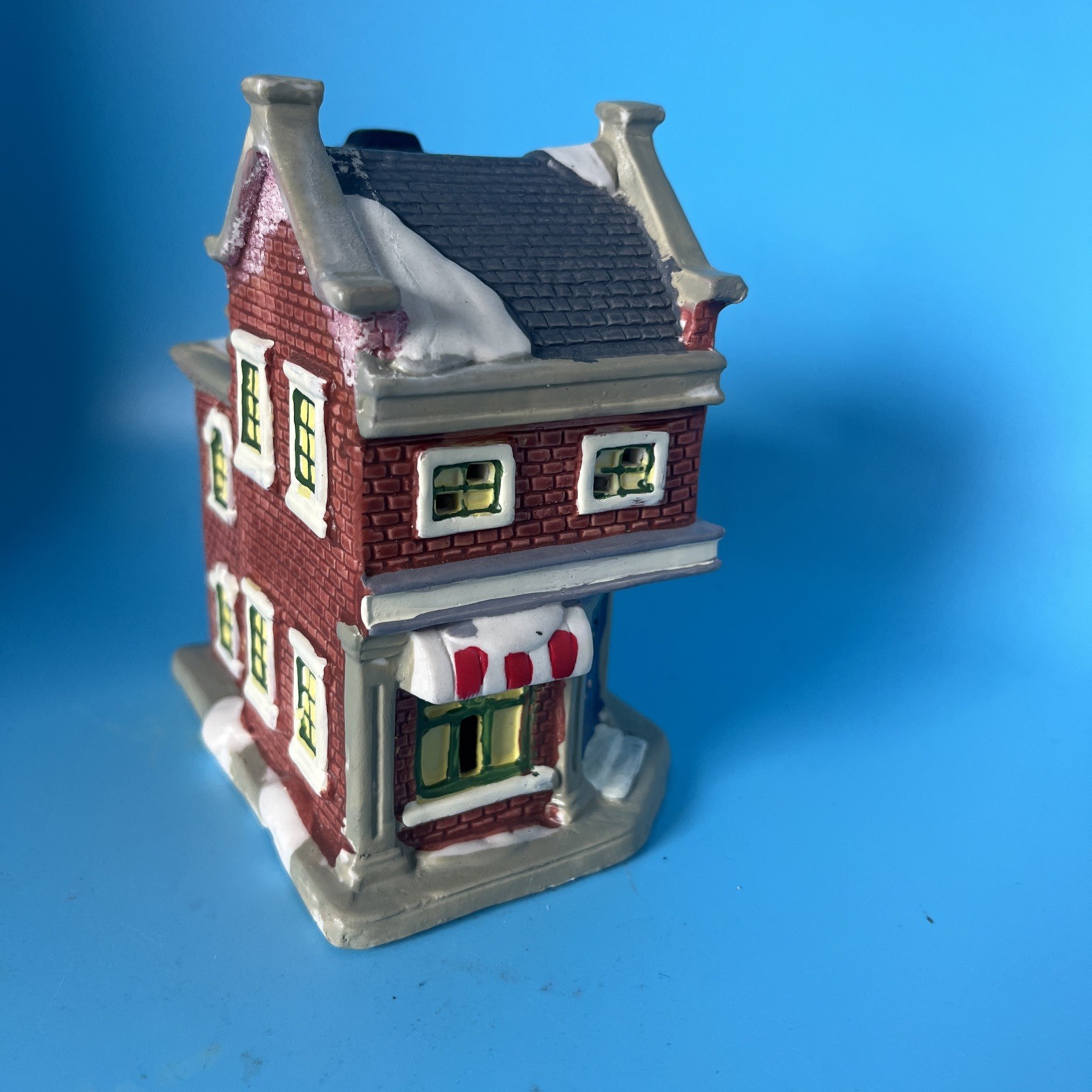 2005 Wellington Square Collection – Pet Shop Christmas village house