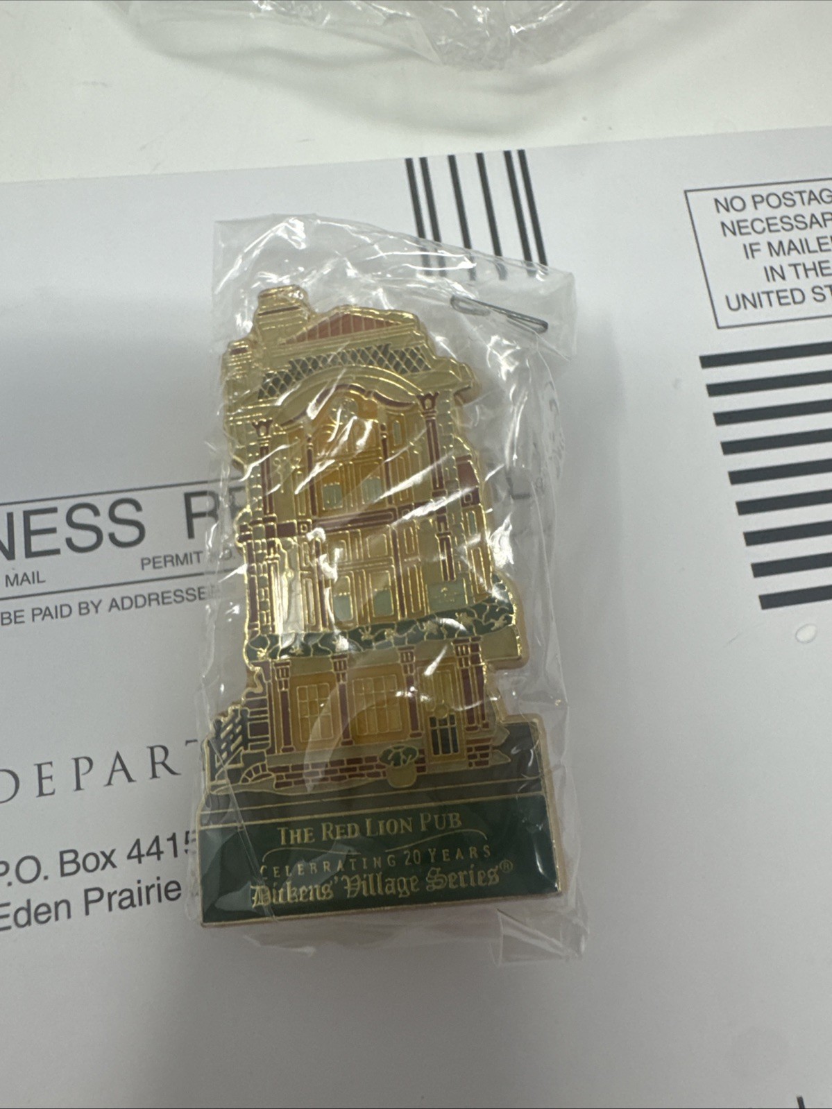 Dept 56 Dickens Village 2004 THE RED LION PUB #58715 w/ Collector Pin