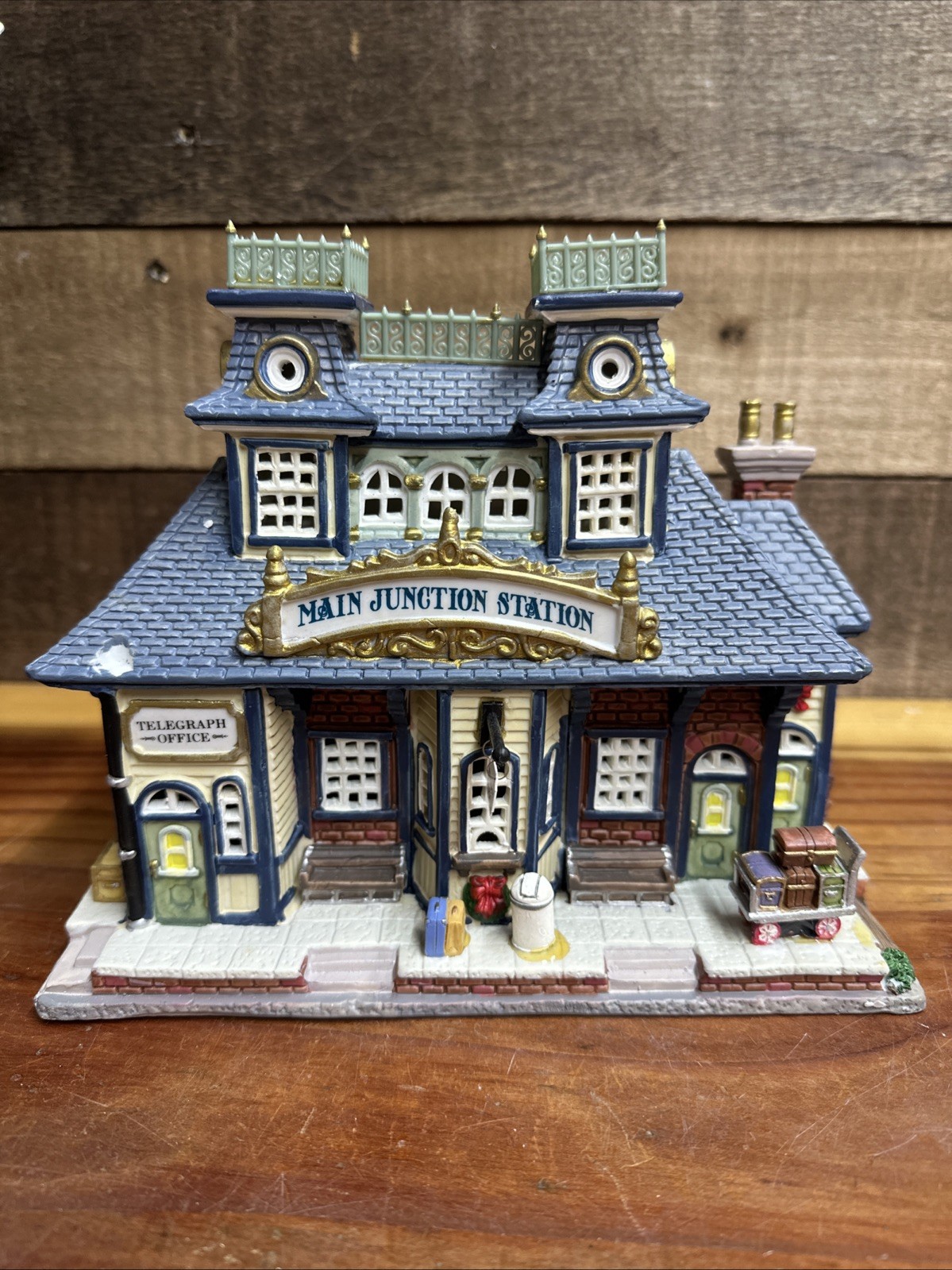 LEMAX Caddington Village Collection Main Junction Station In Box -flaws