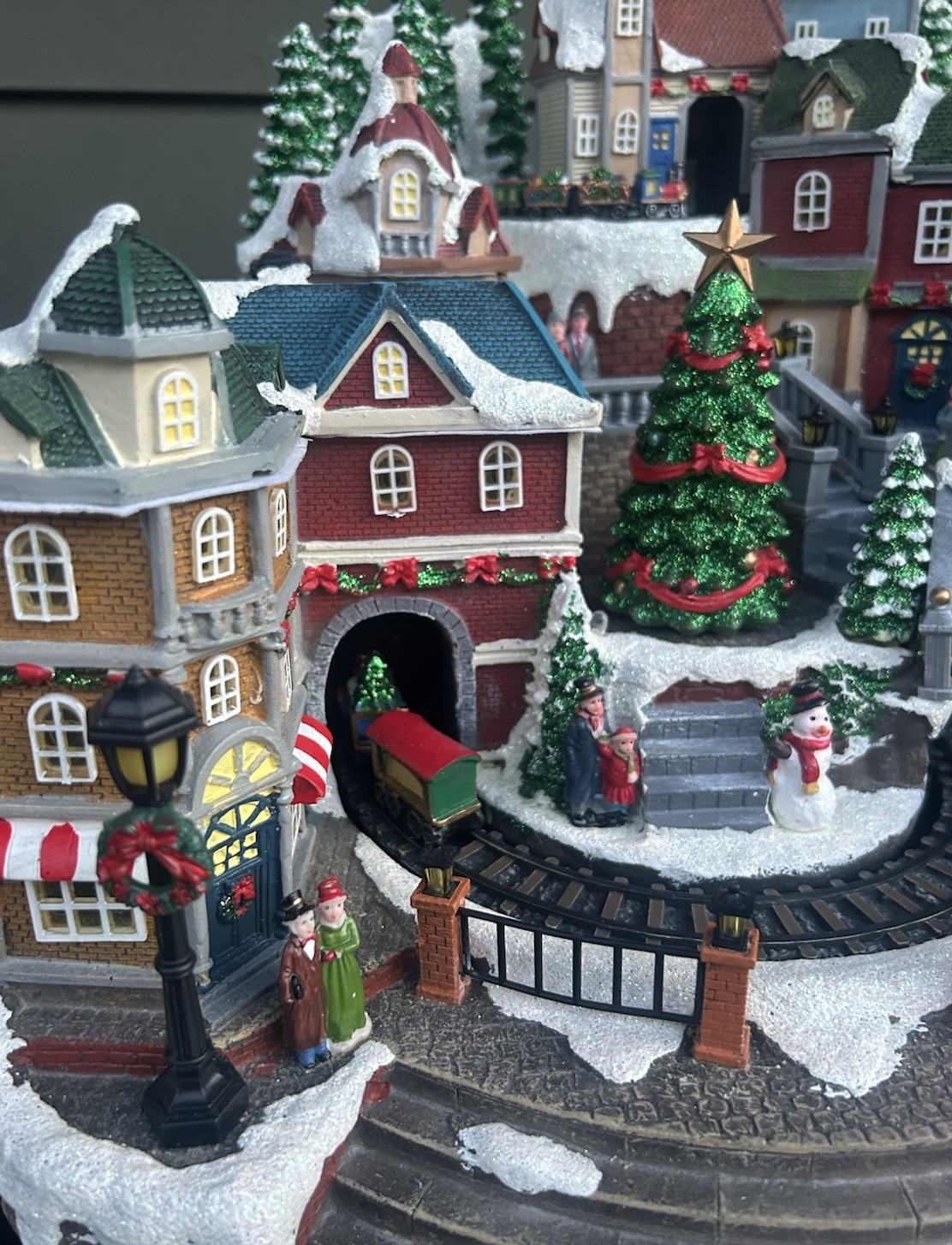 CHRISTMAS ANIMATED VILLAGE W/ Lights & Music. Works Great. Beautiful