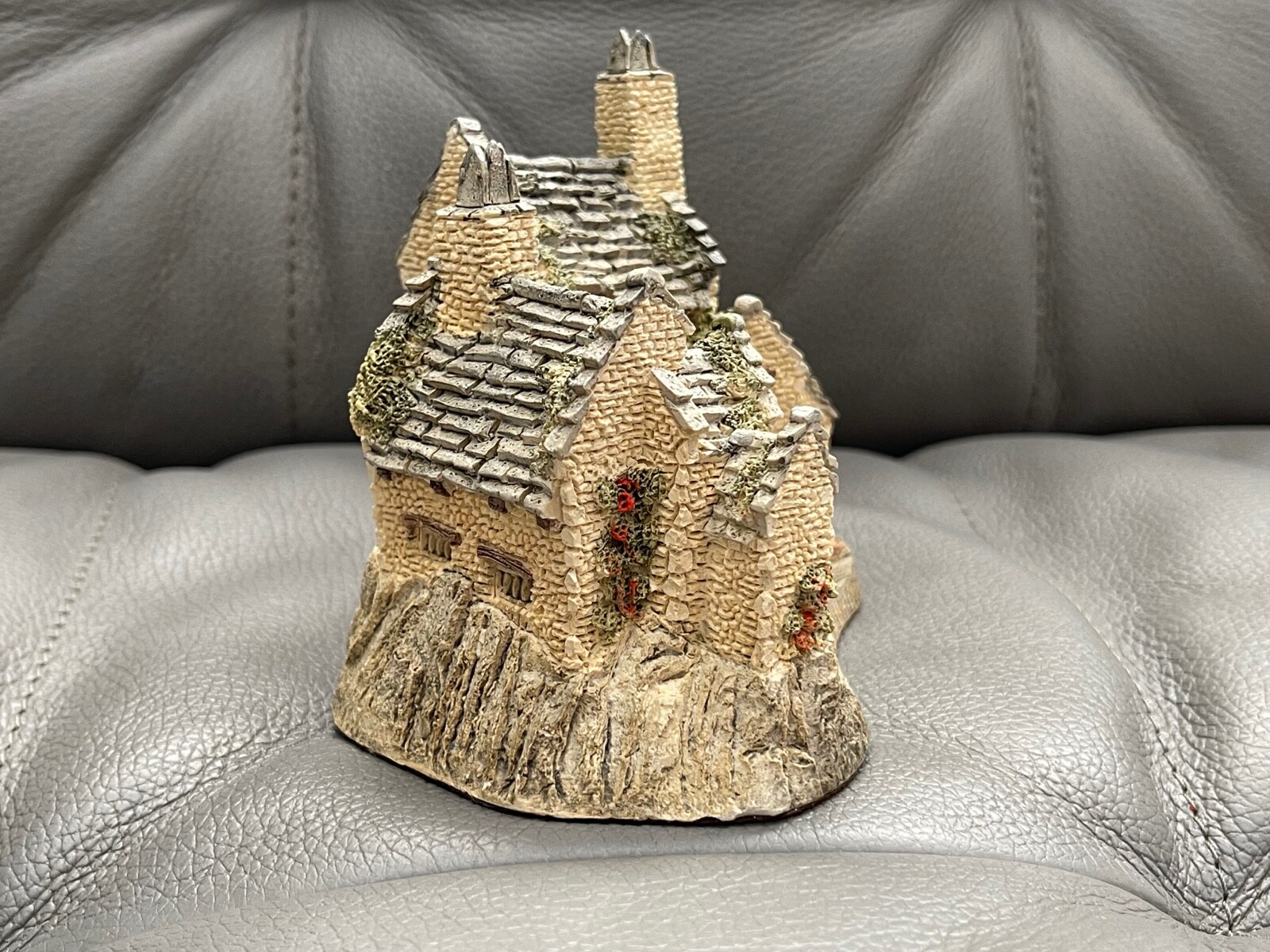 Vintage 1983 David Winter Cottages John Hine Fisherman’s Wharf Figurine