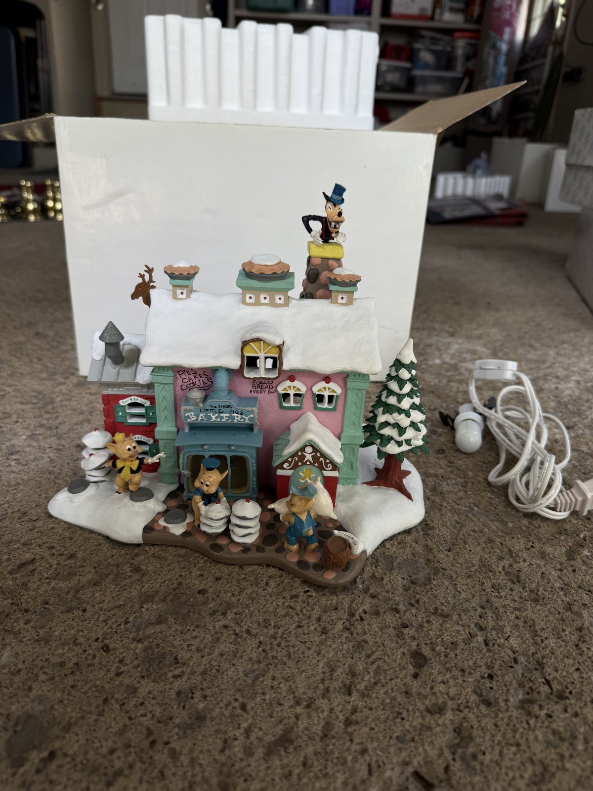 Disney Winter Wonderland Three Little Pigs Bakery House, NIB, Danbury Mint