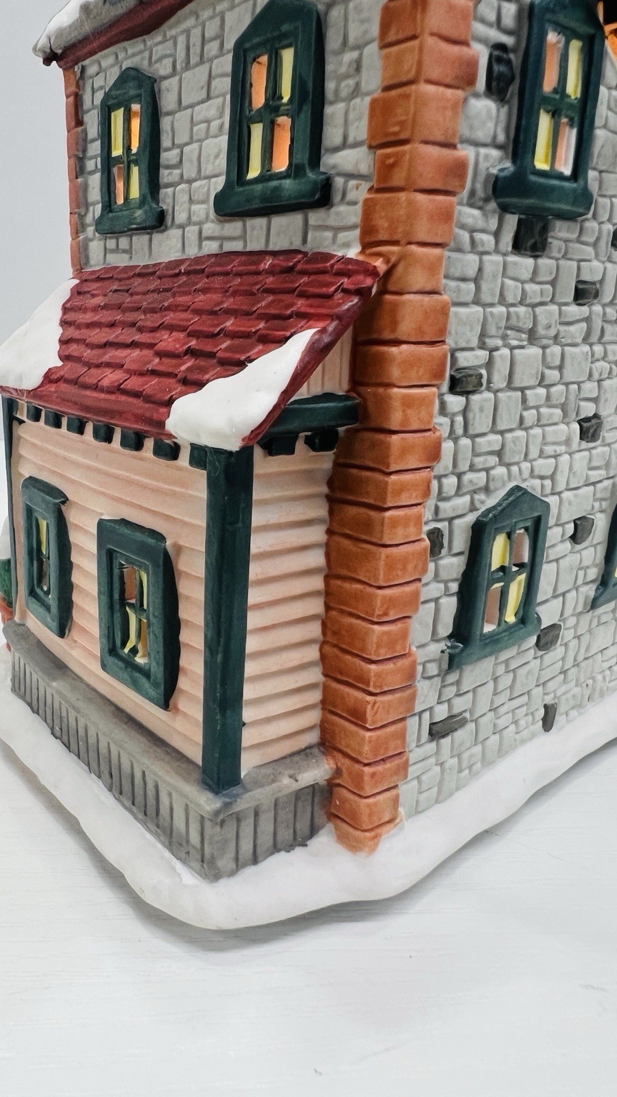 Christmas Delights “Apres Ski Lodge” Porcelain Lighted House Excellent !