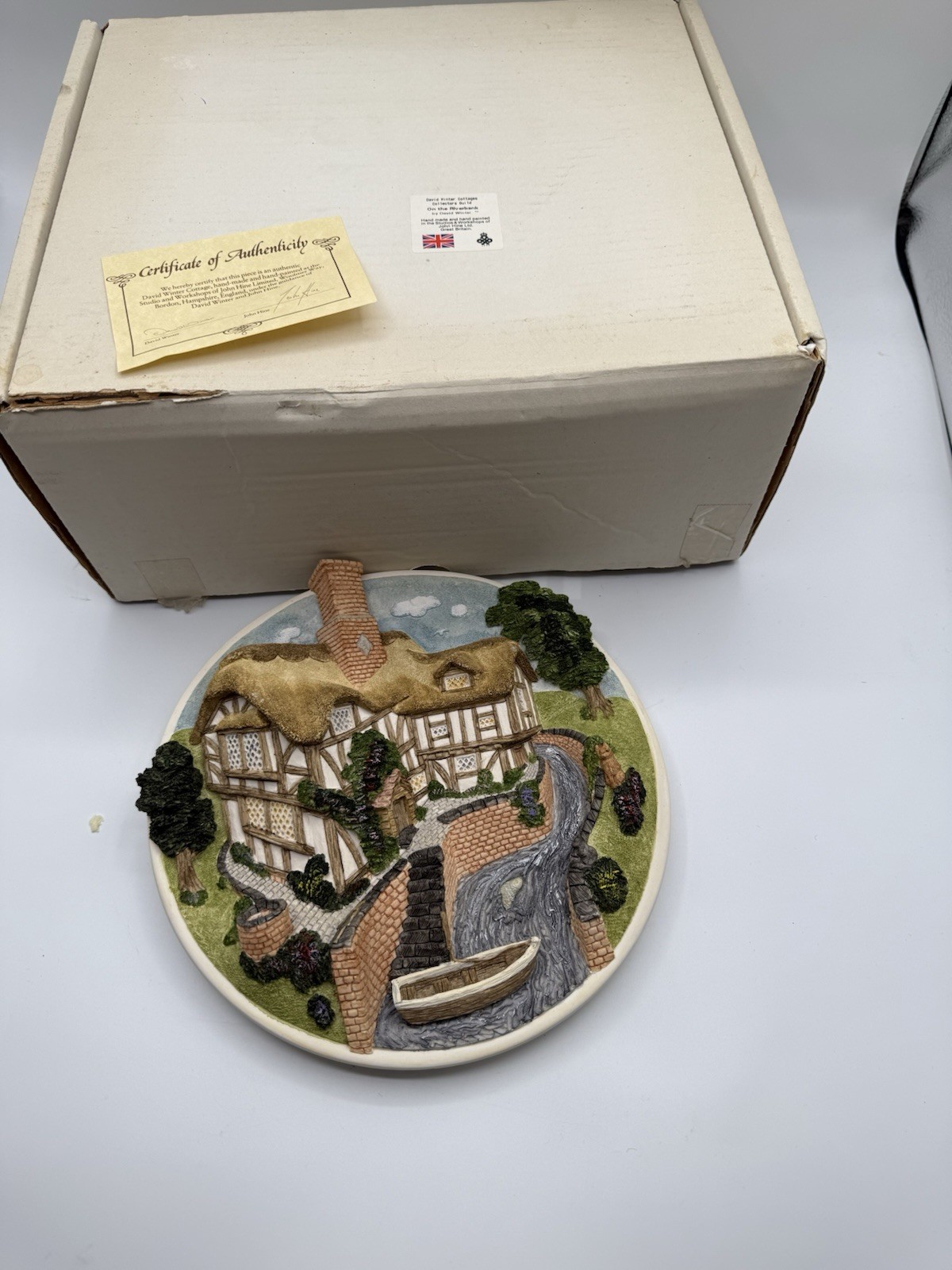 David Winter ON THE RIVERBANK Cottages Dimensional Wall Plaque Collectors Guild