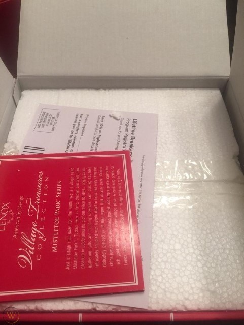 LENOX MISTLETOE PARK The LODGE Village Treasures Lighted series — NEW in BOX
