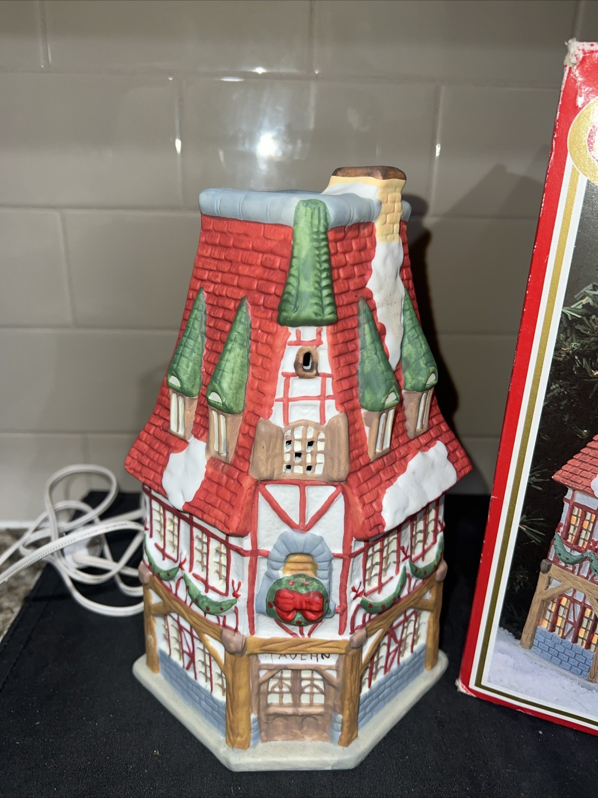 DICKENS COLLECTABLES Town Series “TAVERN” Christmas Village 1995 VTG 9″