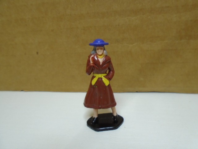 SOFT VINYL MINIATURE LADY IN TRENTCH COAT & HAT 1.5″ FIGURE UNBRANDED (MF1316)