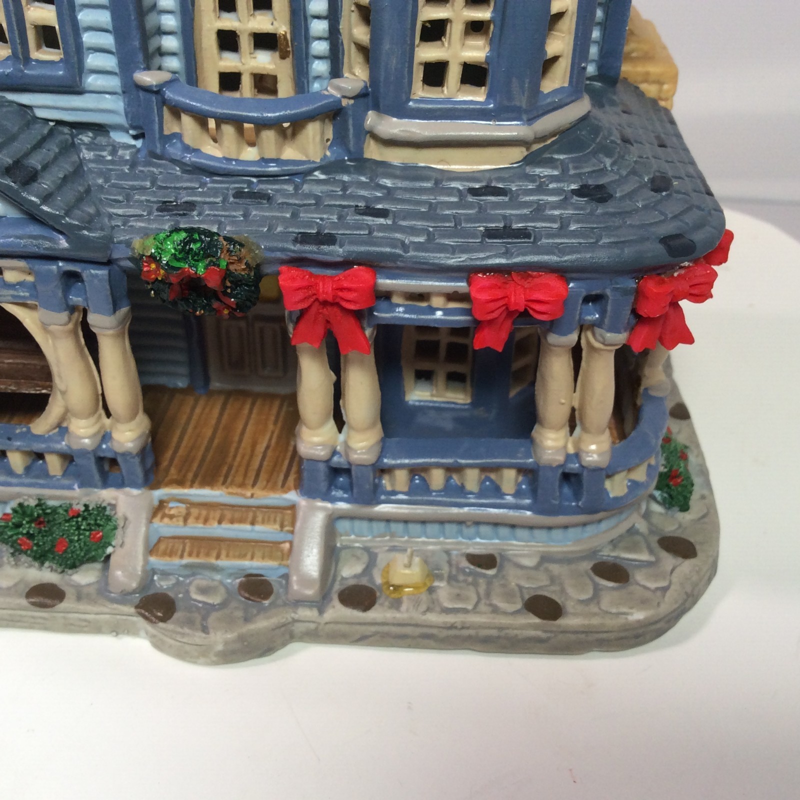2004 LEMAX Coventry Cove Village Lighted “BENSEN HOUSE” #45116