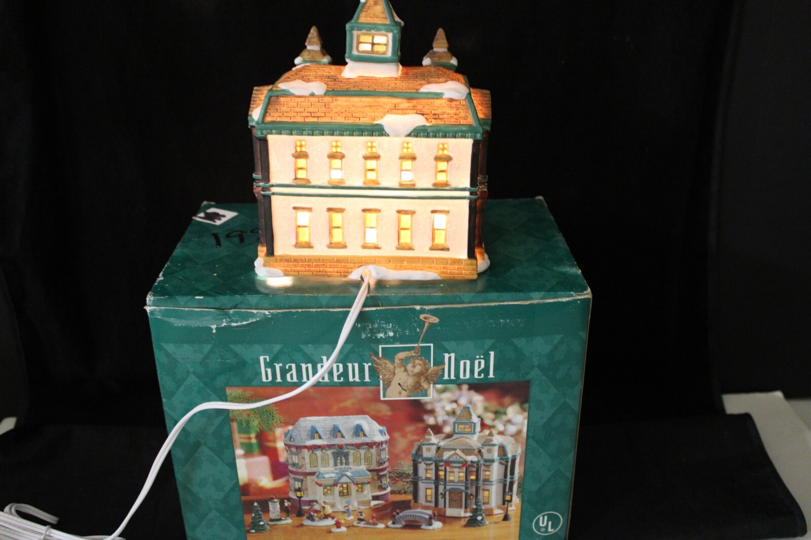1999 Grandeur Noel Victorian Lighted Christmas Porcelain