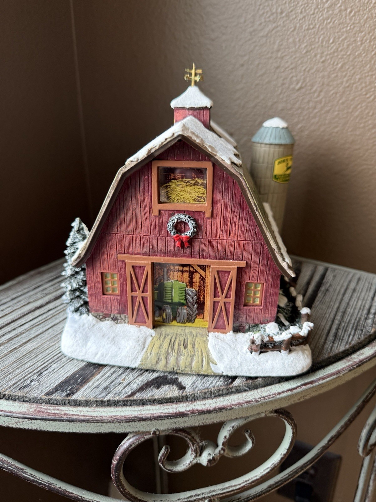 Thomas Kinkade Hawthorne Village John Deere Barn – Lighted Christmas Village