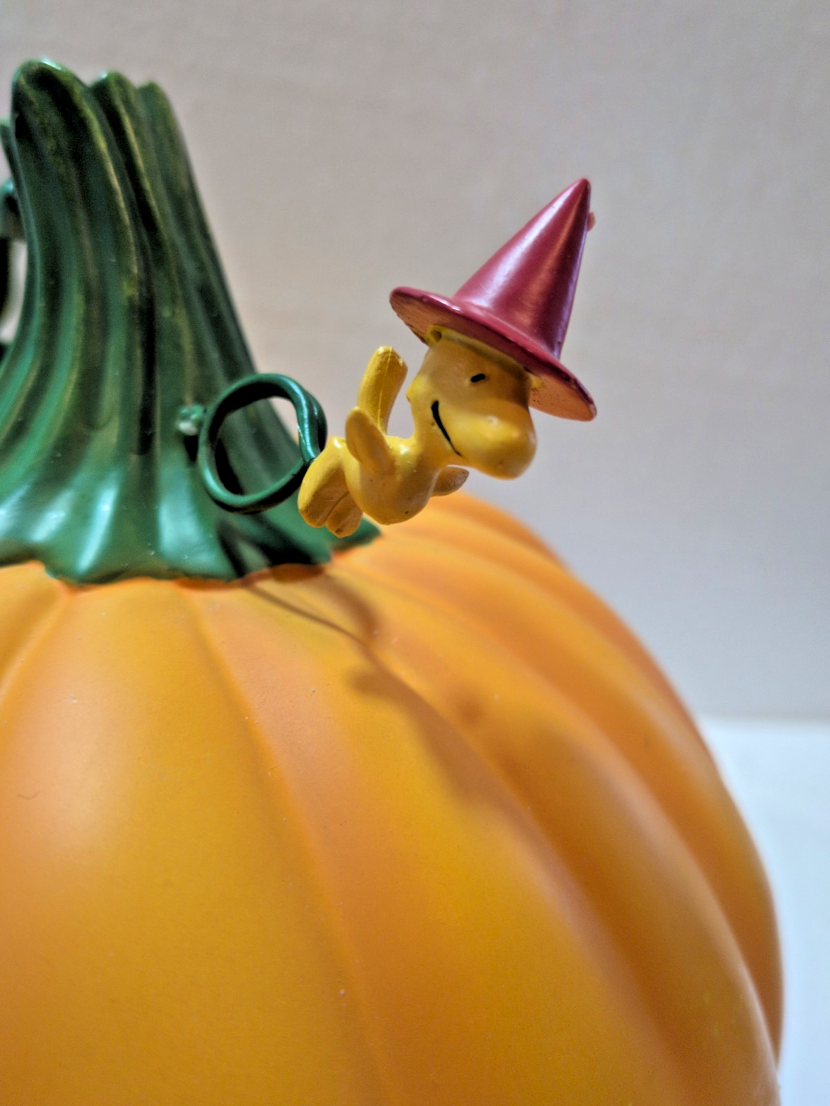 Hawthorne Village Peanuts It’s the Great Pumpkin Large Light Up Centerpiece COA
