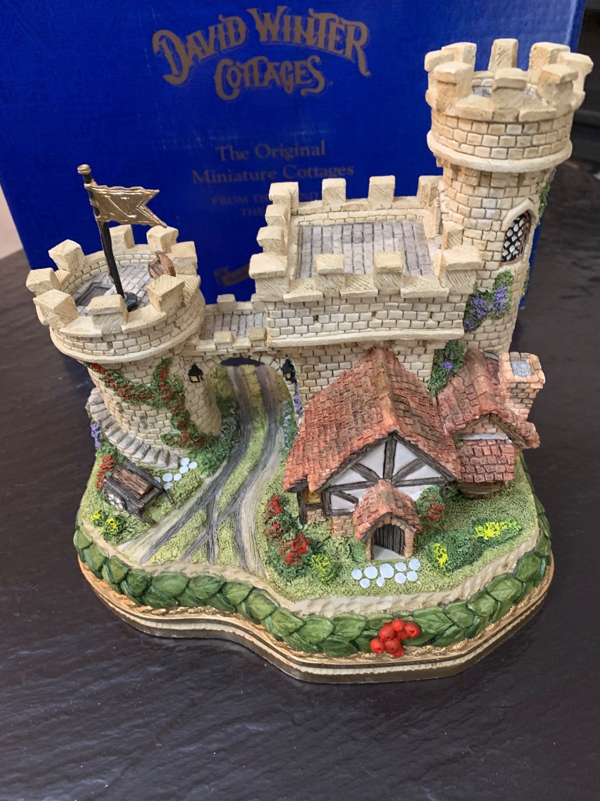 David Winter Guardian Gate PREMIER EDITION 566/3500 British Hand Made & Painted