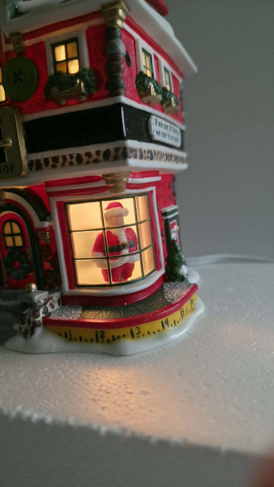 Dept 56 North Pole – Santa’s Tailor Shop – Mint In Box 56793 Sewing W/ Acc
