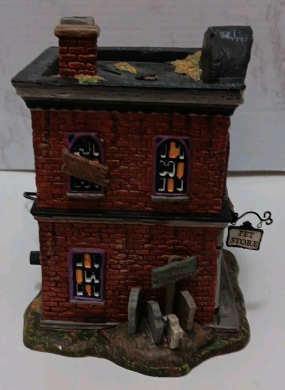 2010 Dept 56 Critter’s Pets & Pelts WORKS #808986 Halloween Village
