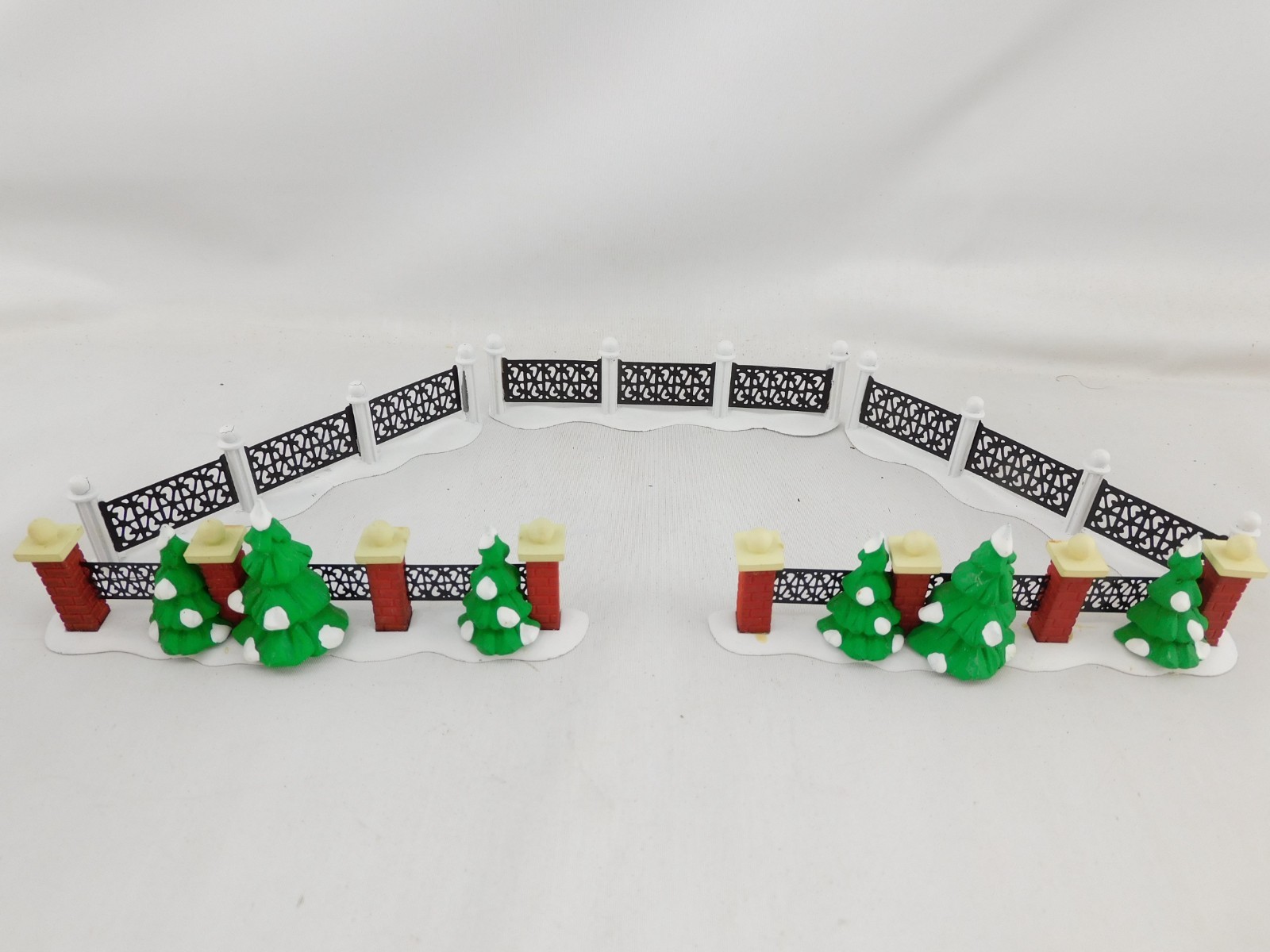 Minature Courtyard Fences Dept 56 Christmas Village 5 Pcs Metal & Resin 2 Styles