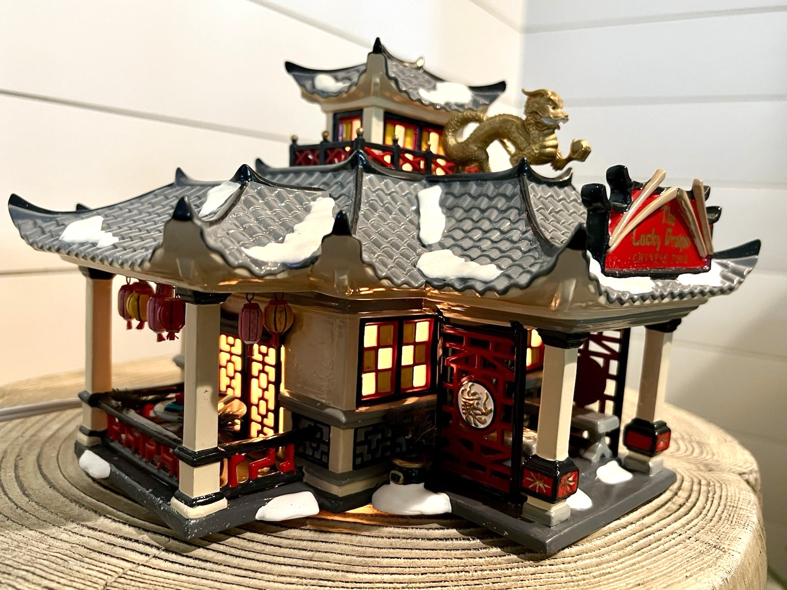 Department 56 Snow Village – Lucky Dragon Restaurant (1999) #55011