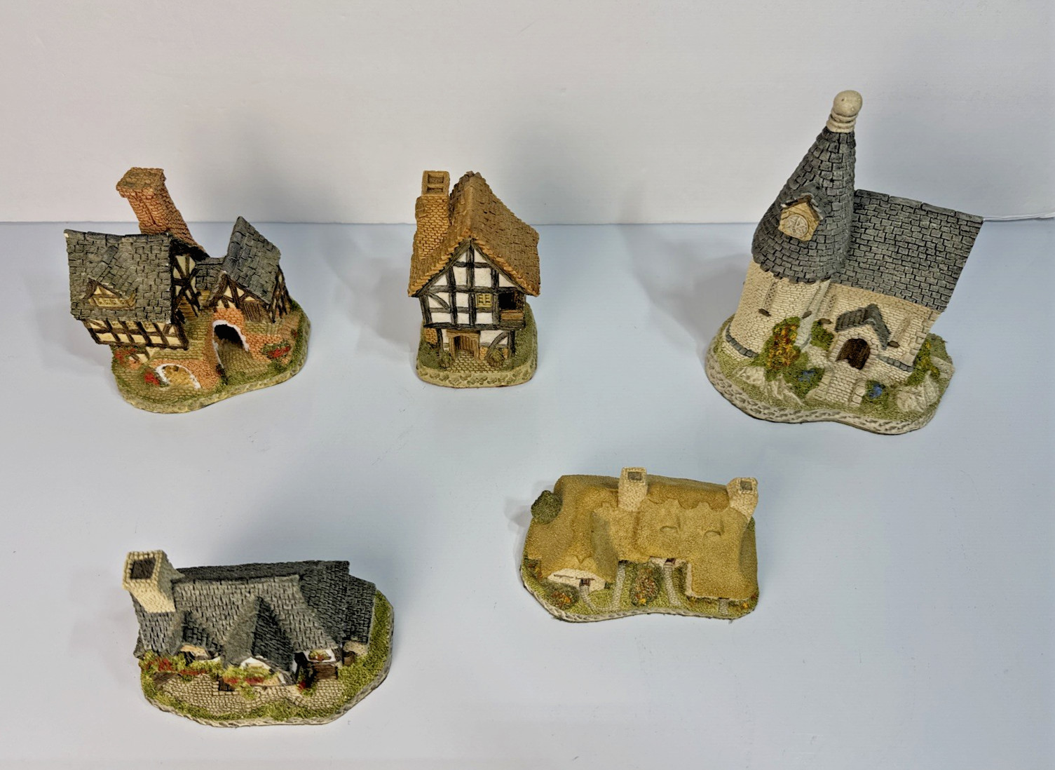 David Winter Cottages – Set of 5 Miniature Figurines – Handmade & Hand-Painted
